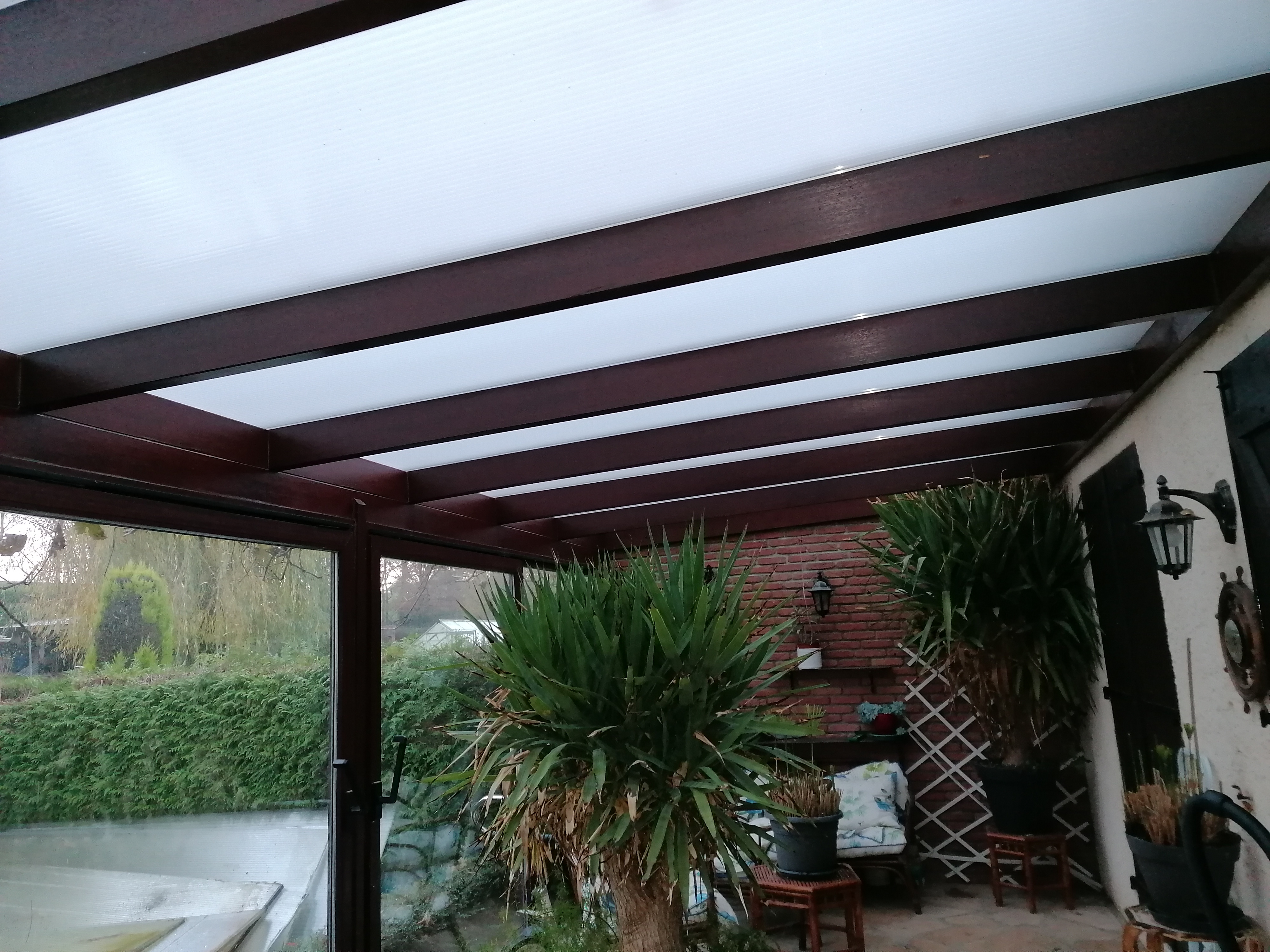 Toiture pergola après changement avec plaque polycarbonate vue extérieure