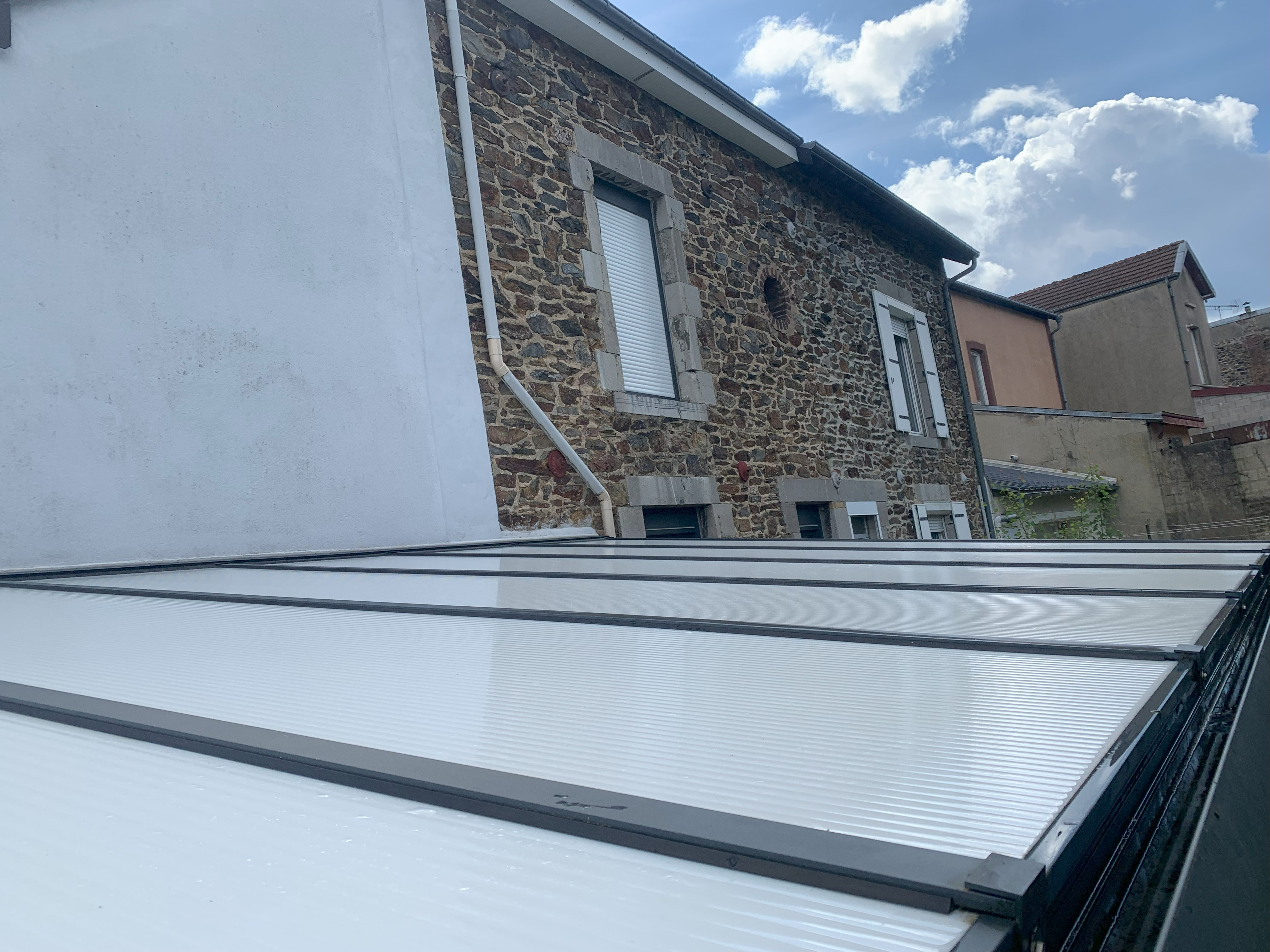 Toiture pergola après changement avec plaque polycarbonate vue extérieure