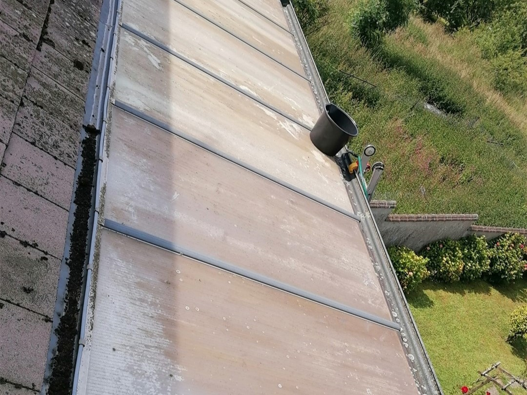 Toiture pergola avant nettoyage plaque polycarbonate vue extérieure